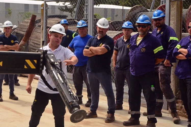 Noventa trabajadores de la CPE se capacitaron en el manejo de grúas e hidroelevadores