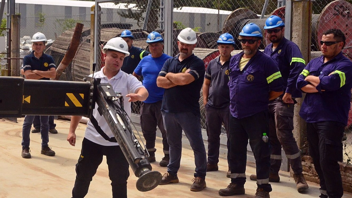 Noventa trabajadores de la CPE se capacitaron en el manejo de grúas e hidroelevadores